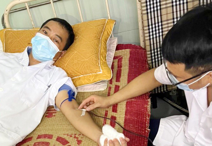 Cán bộ Trung tâm Y tế huyện Kim Thành hiến máu cứu bệnh nhân